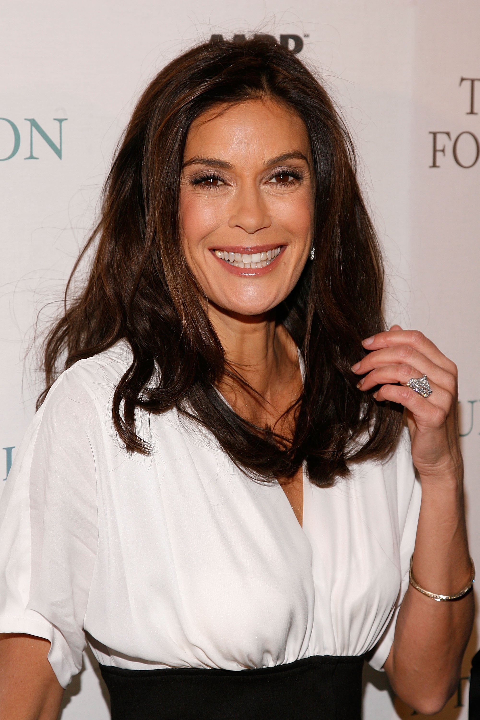 http://cccsupermanfans.files.wordpress.com/2009/01/52412_celebutopia-teri_hatcher-green_inaugural_ball-artists_and_athletes_alliance_red_carpet_event-03_122_973lo.jpg